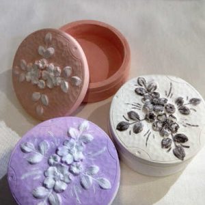 Boite à pilule en plâtre