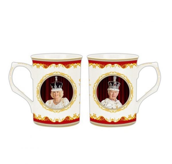 #decodinan #stephaneb #artsdelatable #porcelaine #Kingcharles #charles #roi #reine #queencamilla #queen #mug #king #the #coffretcadeau #lesserandpavey #leonardo #royalheritage #godsavetheking #porcelainefine #finechina